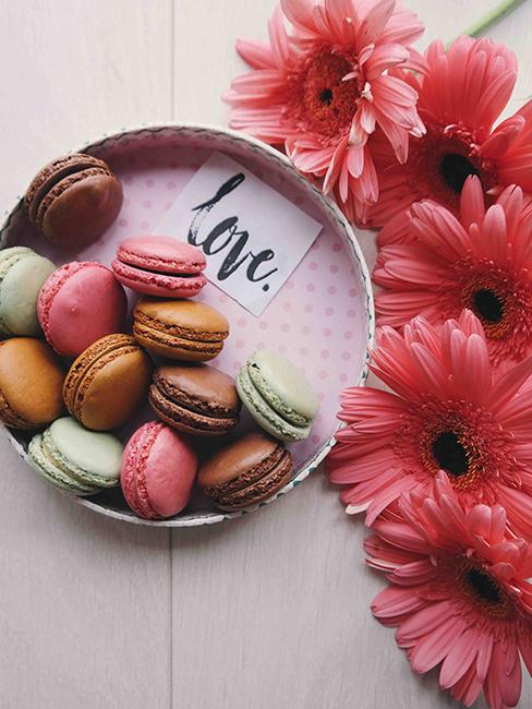 boîte ronde avec des macarons posée sur une table