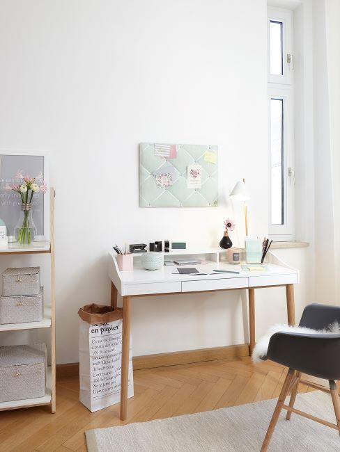 bureau blanc et en bois avec mur blanc