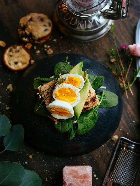 sandwich aux oeufs avec avocat et feuilles d'épinard