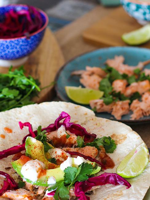 table dressée avec fajita à l'avocat