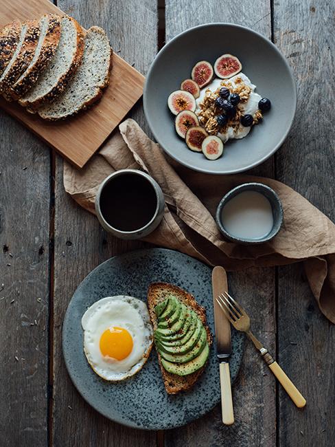 brunch avocat Brunch avec avocado toast et oeuf sur le plat