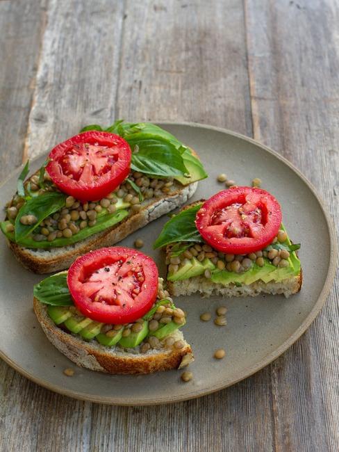 Tartines avec avocat et tomate