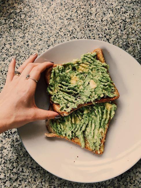 Toasts à l'avocat dans une assiette