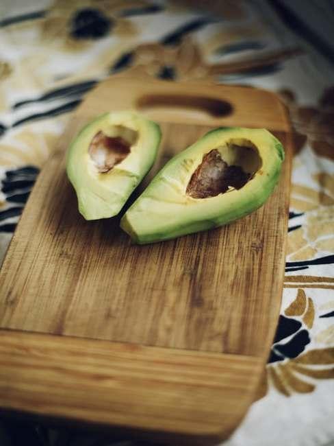 Avocat tranché en deux sur une planche en bois