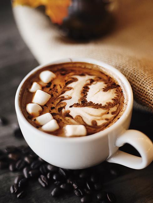 Chocolat chaud avec chamallow dans une tasse blanche