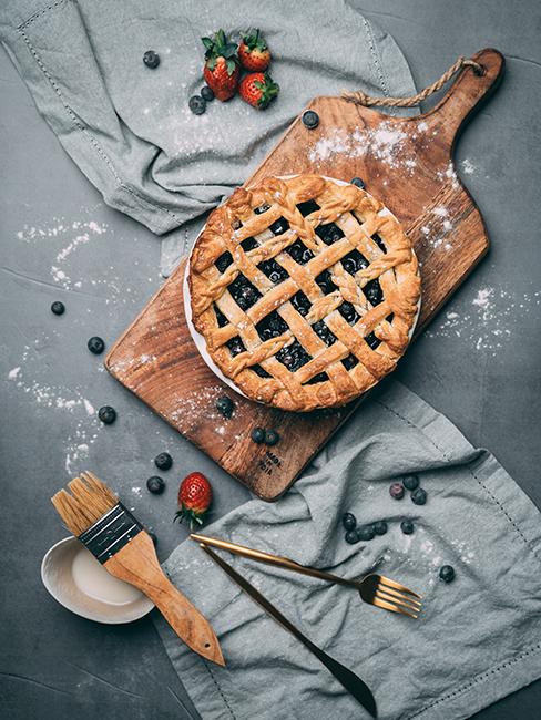 Tarte à la myrtille sur une planche en bois