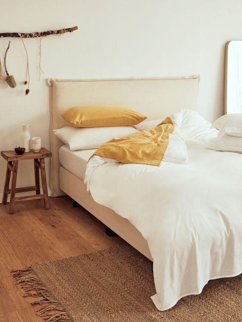 chambre à coucher bohème, tabouret en bois brut, tapis en jute, déco murale boho