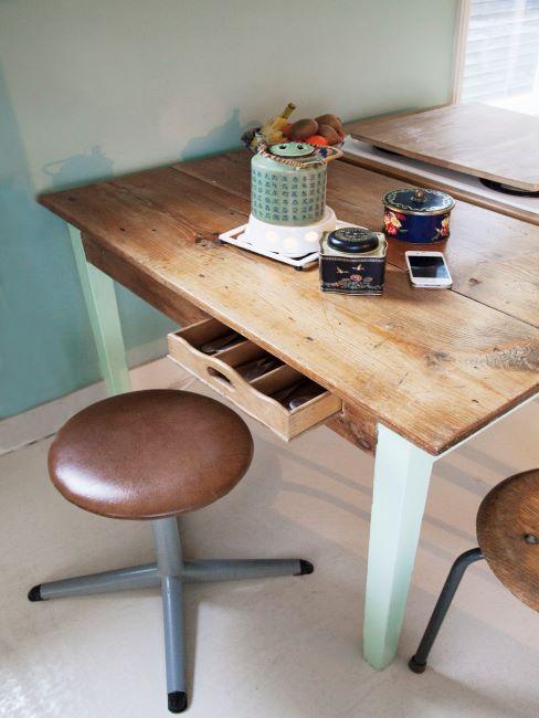 bureau rétro, table en bois look usé, tabouret pivotant en cuir marron