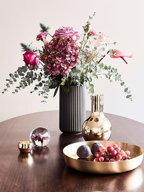 table avec vase et fleurs