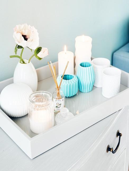 décoration dans le style shabby chic avec petits vases