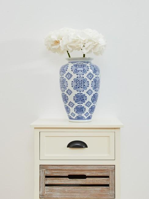 Table d'appoint en bois blanc avec vase en céramique