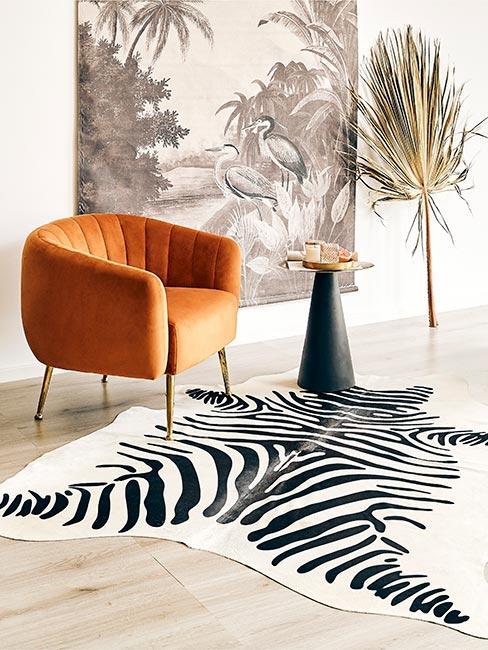 Tapis peau de Zèbre, fauteuil en velours orange