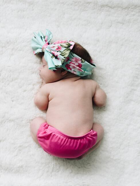 Bébé endromi sur tissus doux