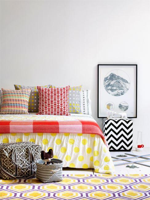 chambre à coucher, tapis, couvre-lit multicolore