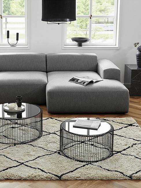 Tables basses rondes en verre et métal, et canapé gris