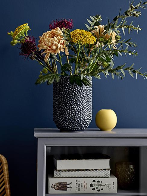 vase bleu foncé avec fleurs