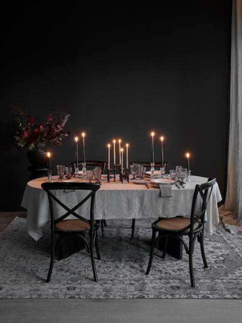 Salon peinture noire, table, chaises