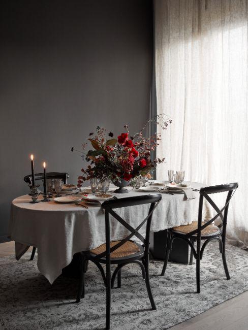Salon peinture noire, table, chaises