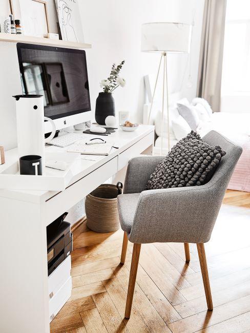 bureau blanc, fauteuil gris, home office