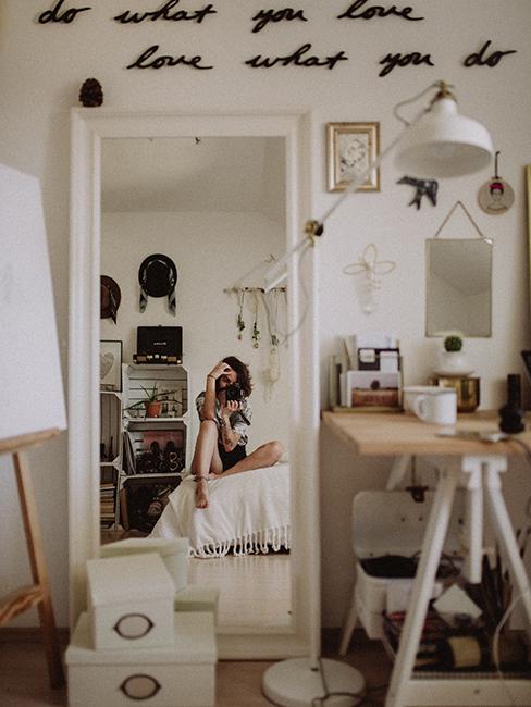 une femme entrain de prendre un selfie dans un miroir