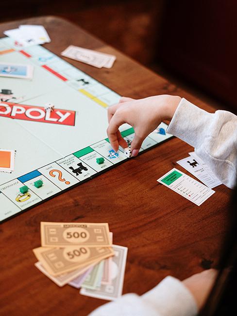 une personne entrain de jouer au monopoly