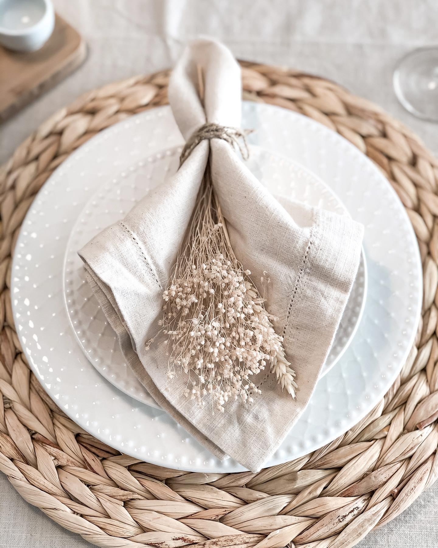 serviette pilée et herbe séchée