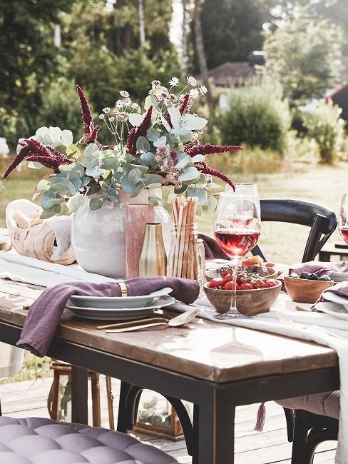 table champêtre, bouquet de fleurs, nappe, extérieur