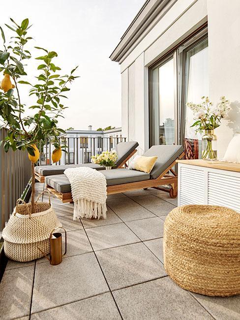 terrasse moderne avec transat gris et coussins jaunes