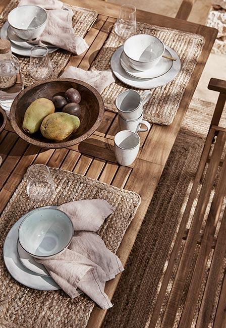 terrasse moderne avec table en bois