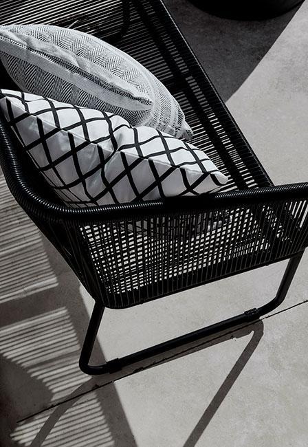 terrasse moderne avec fauteuil noir