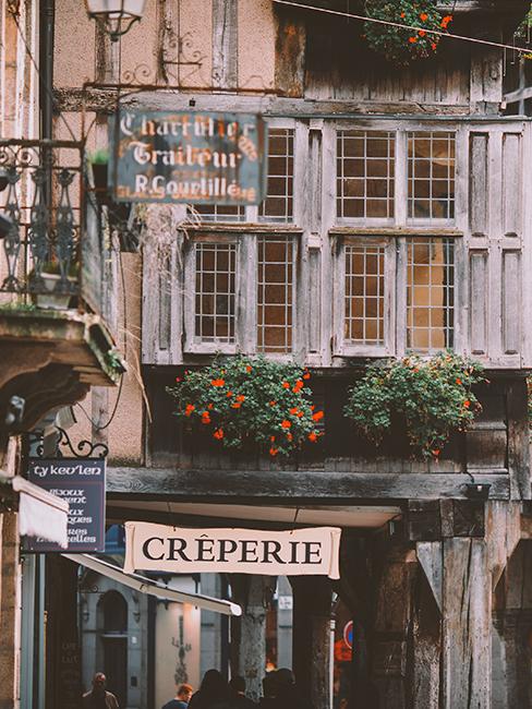 enseigne d'une crêperie dans une ville en bretagne