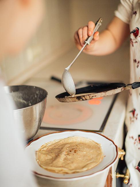 personne entrain de préparer des crêpes