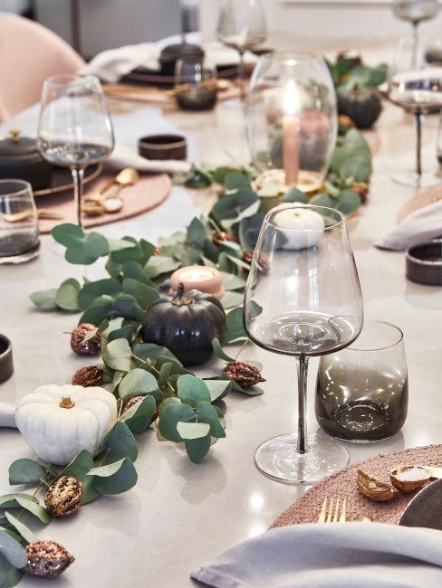 citrouille blanche sur table d'automne