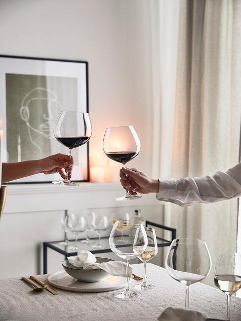 deux personnes entrain de trinquer avec des verres de vin