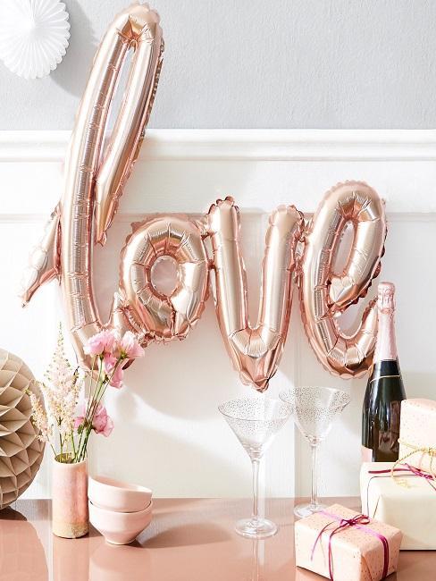 décoration de saint valentin avec un ballon love