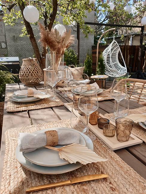 décoration de table estivale naturelles sur table en bois