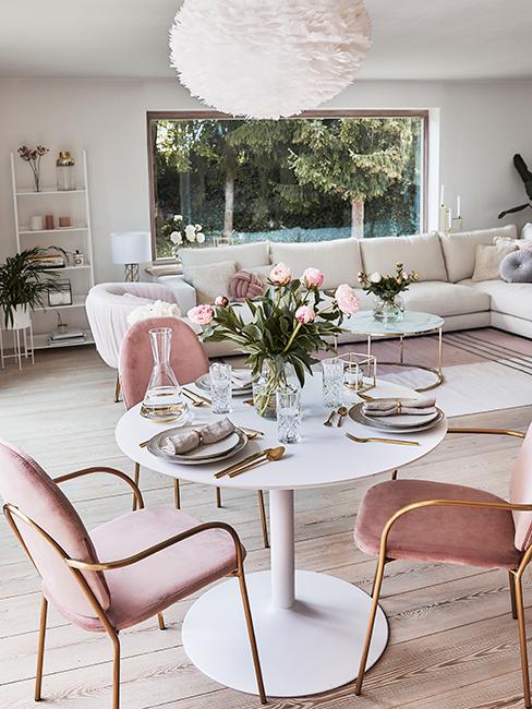 décoration de table glamour avec touche de roses