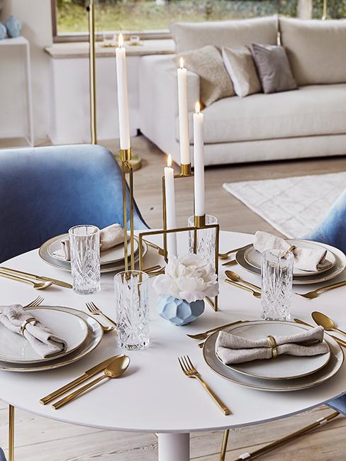 décoration de table chic avec couverts dorés, chandelier et assiettes beiges