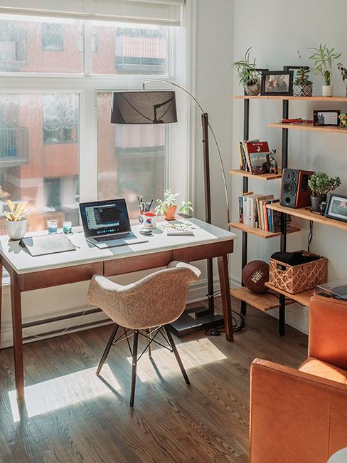 Bureau blanc et bois et étagère