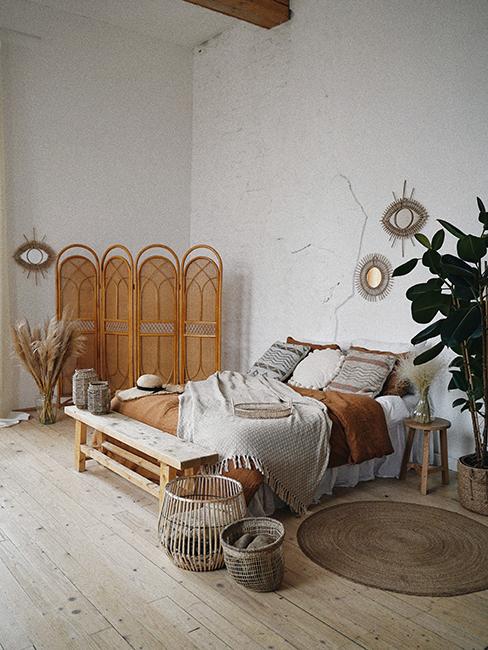 chambre boho avec paravent, et meuble en bois