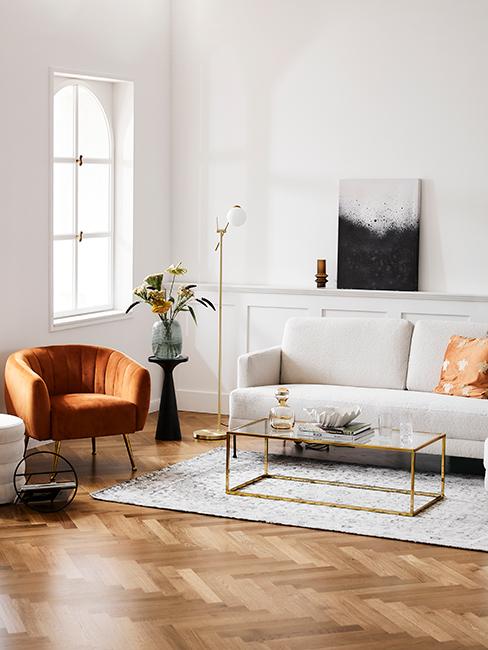 Salon moderne avec canapé blanc et fauteuil terracotta