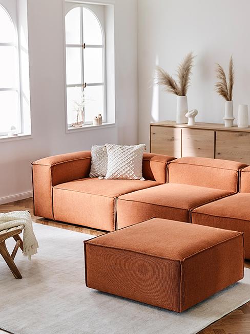 Salon moderne avec canapé terracotta