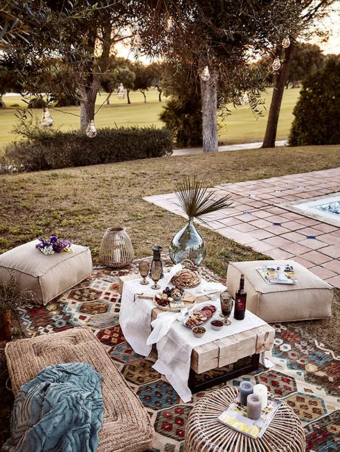 jardin avec table basse et apéritif