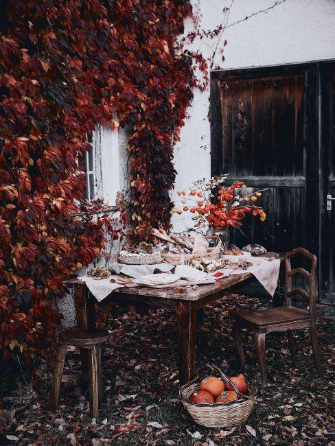 Table automnale Table rustique dressée à l'extérieur en automne