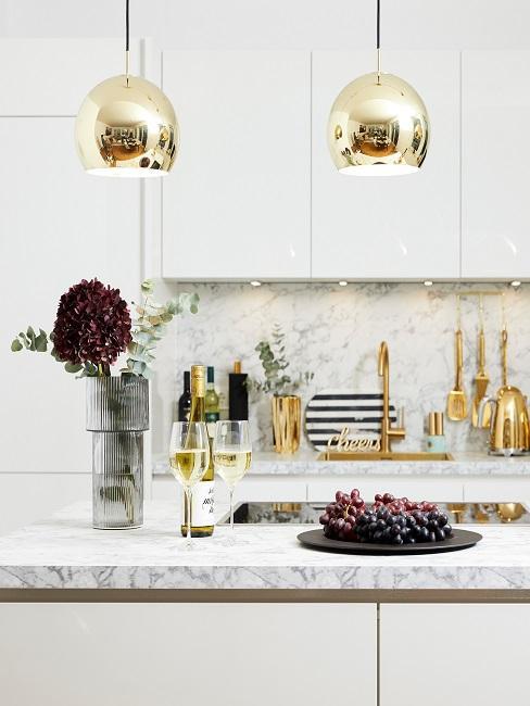 Cuisine blanche avec plan de travail en marbre