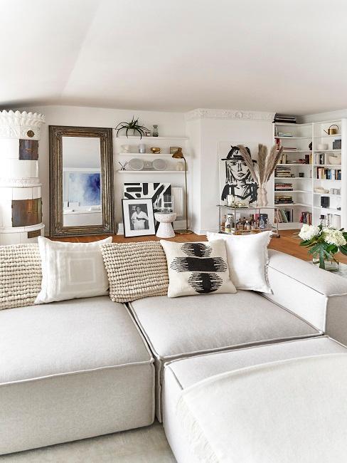 Canapé d'angle beige avec coussins beige