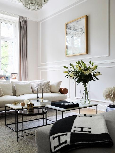 salon avec canapé beige et tables basses carré