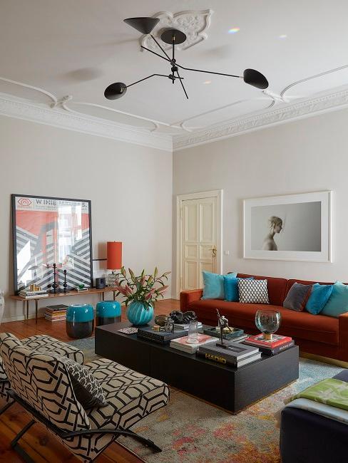 salon avec canapé rouille et grande table basse brune