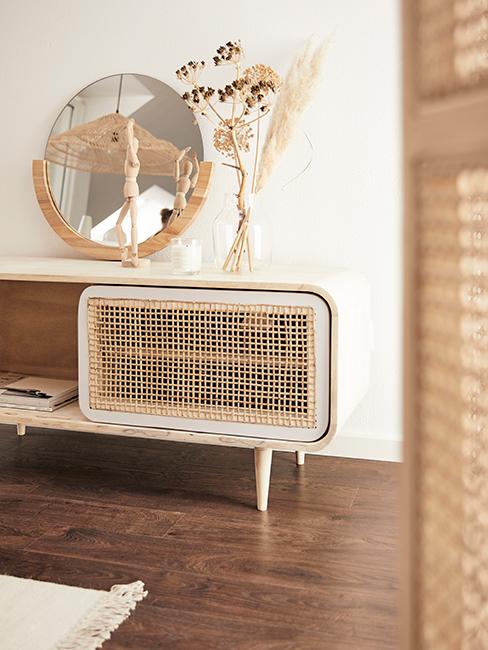 intérieur style japandi avec meuble en matériaux naturels et miroir rond