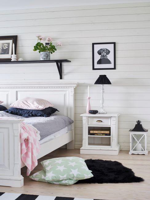 chambre à coucher blanche, style rustique, moulures, murs boisés, style champêtre